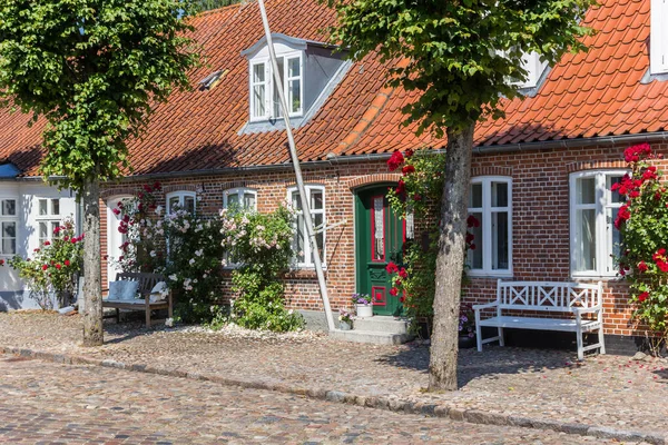 Casa tradicional de ladrillo rojo en la ciudad histórica Mogeltonder — Foto de Stock