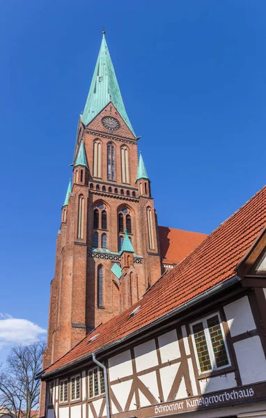 Schwerin történelmi Dom templomának tornyát — Stock Fotó
