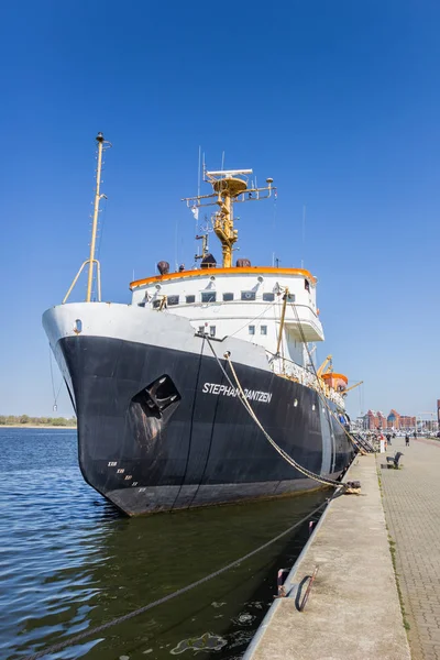 Hajó a városi kikötő rakparton Rostockban — Stock Fotó
