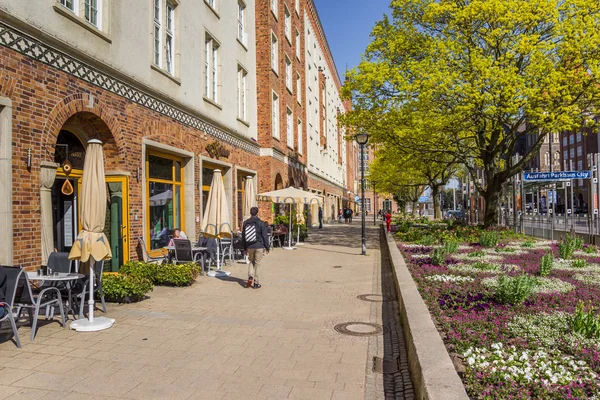 Restaurant en bloembed in het centrum van Rostock — Stockfoto