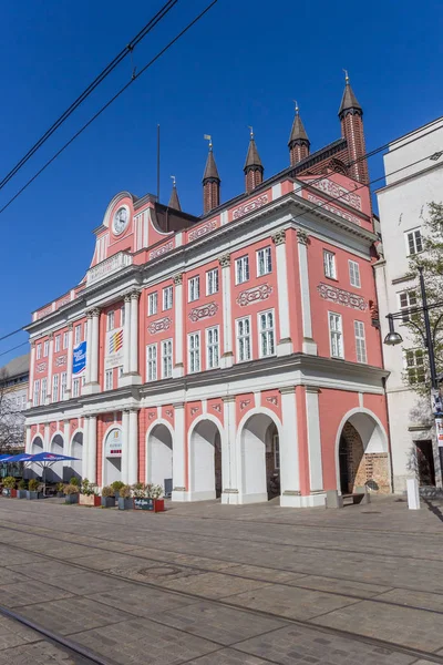 Mairie rose dans le centre historique de Rostock — Photo