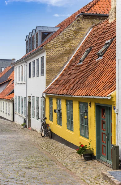 Colorida casa amarilla en las calles históricas de Haderslev — Foto de Stock