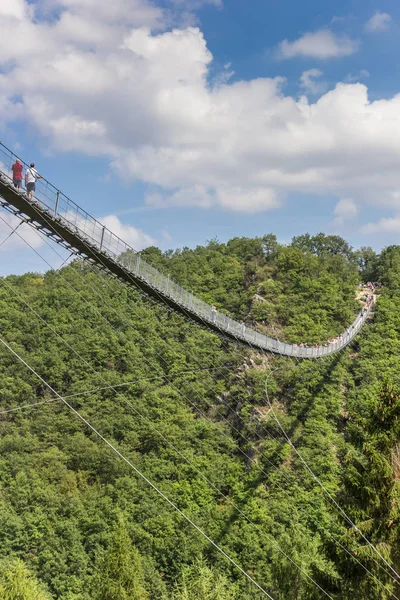 Pessoas Que Atravessam Ponte Suspensa Geierlay Morsdorf Alemanha — Fotografia de Stock