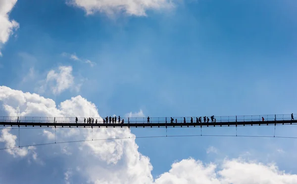Silhueta Pessoas Que Atravessam Ponte Suspensa Geierlay Alemanha — Fotografia de Stock