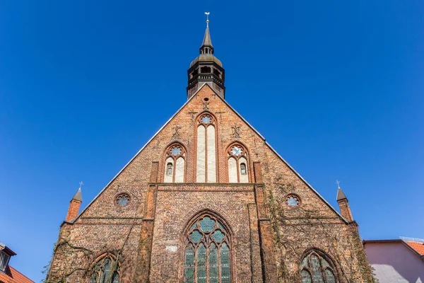 ドイツのストラルスンドにあるハイリギスト教会のファサード — ストック写真