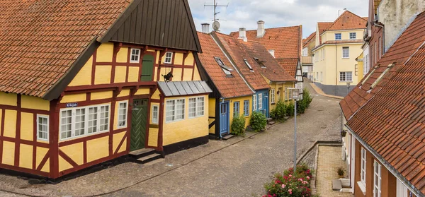 デンマークのSonderborgに古い家がある通りのパノラマ — ストック写真