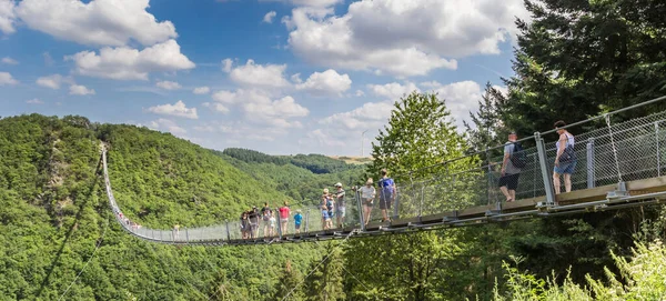 Panorama Turistas Que Atravessam Ponte Suspensa Geierlay Alemanha — Fotografia de Stock
