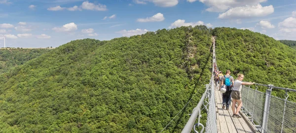 Panorama Personas Disfrutando Vista Sobre Puente Colgante Geierlay Cerca Morsdorf — Foto de Stock