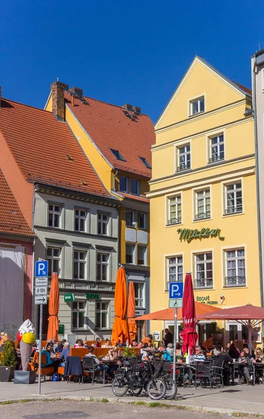 Les Gens Profitent Soleil Dans Café Stralsund Allemagne — Photo