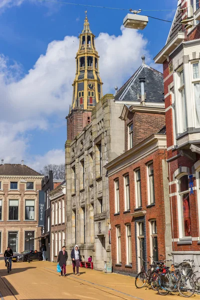 Hollanda Groningen Tarihi Evleri Kilise Kulesi Olan Bir Cadde — Stok fotoğraf