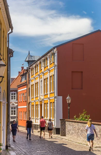 歴史的な町の通りを歩く人々 Ribe Denmark — ストック写真