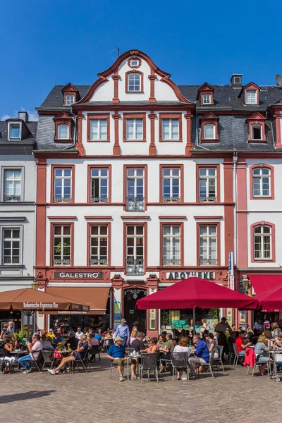 Menschen Genießen Die Sonne Auf Dem Jesuitenplatz Koblenz — Stockfoto