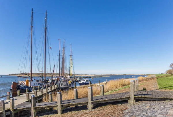 歴史的な村の桟橋で船をセーリング Makkum オランダ — ストック写真