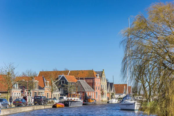 荷兰Makkum历史村中心码头的船只 — 图库照片