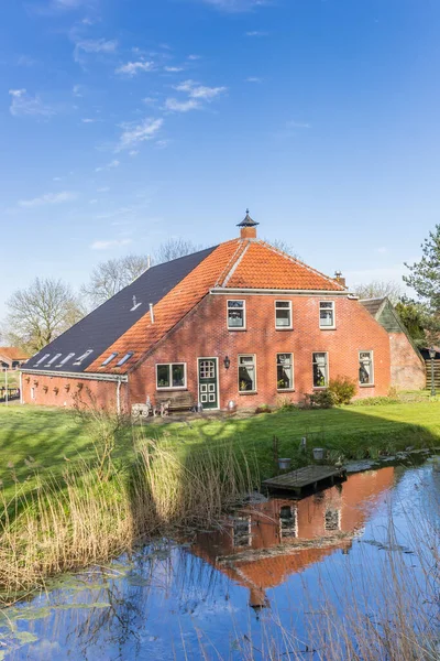 オランダ クラウドの水に反射している伝統的な農家 — ストック写真