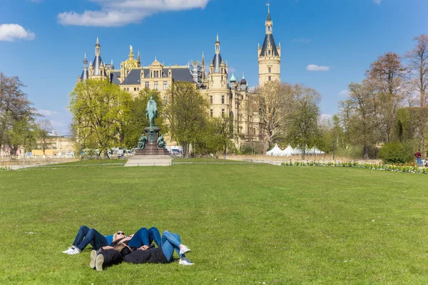 ドイツのシュヴェリーン城庭園でリラックスした人々 — ストック写真