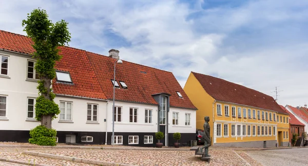 デンマークのハザスリウにある彫像と古い家のある広場のパノラマ — ストック写真