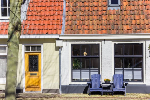 Sedie Legno Fronte Una Casa Harlingen Paesi Bassi — Foto Stock