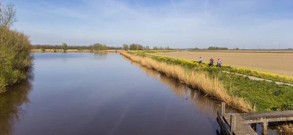 Panorama Pessoas Andando Bicicleta Longo Canal Winschoten Países Baixos — Fotografia de Stock