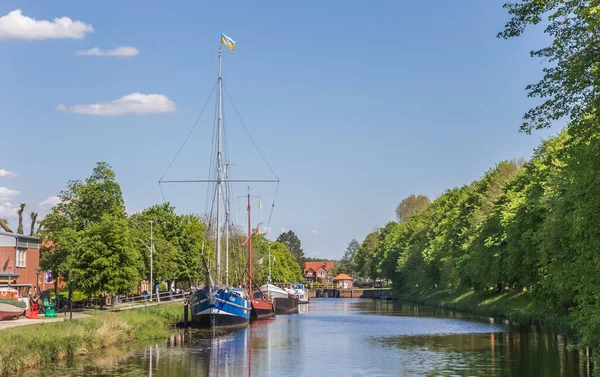 ドイツ ハーレンの中心部に歴史的な船と運河 — ストック写真