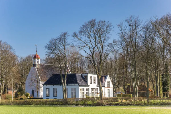 オランダのブレード村にある小さな白い教会 — ストック写真