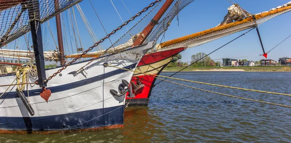Történelmi Vitorlás Hajók Panorámája Ijssel Folyón Kampenben Hollandiában — Stock Fotó