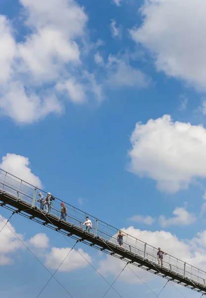 Mensen Die Hangbrug Oversteken Geierlay Duitsland — Stockfoto
