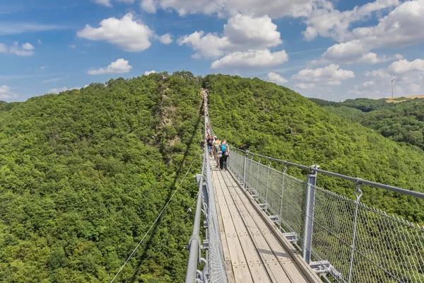 Colinas Verdes Com Espetacular Ponte Suspensa Perto Morsdorf Alemanha — Fotografia de Stock