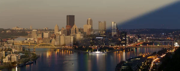 Pittsburgh Skyline solnedgång twilight — Stockfoto