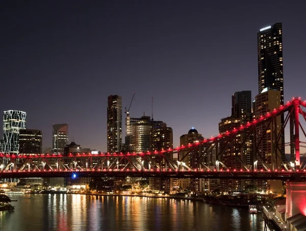 Brisbane Skyline noc czerwone światła — Zdjęcie stockowe