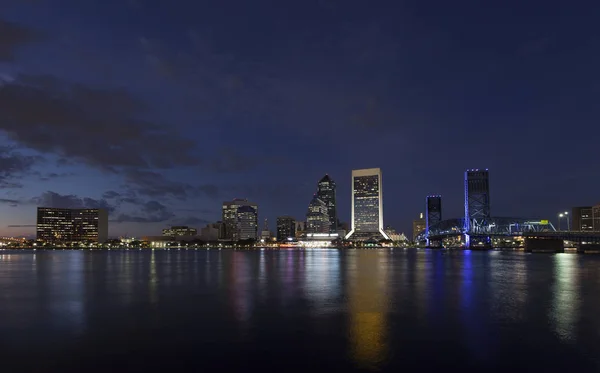 Skyline de Jacksonville au crépuscule Images De Stock Libres De Droits