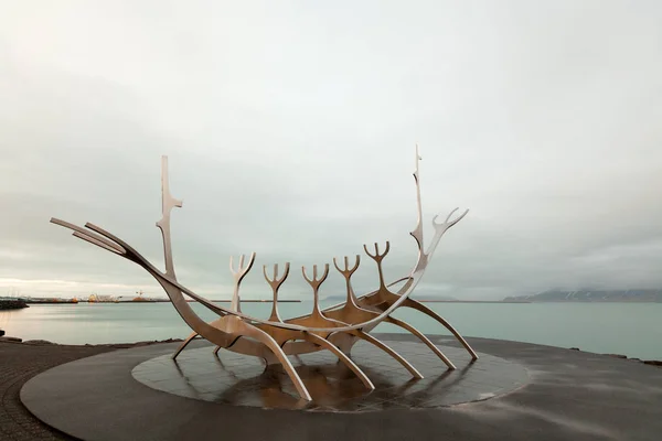 Sonnenreisende Skulptur in Reykjavik — Stockfoto