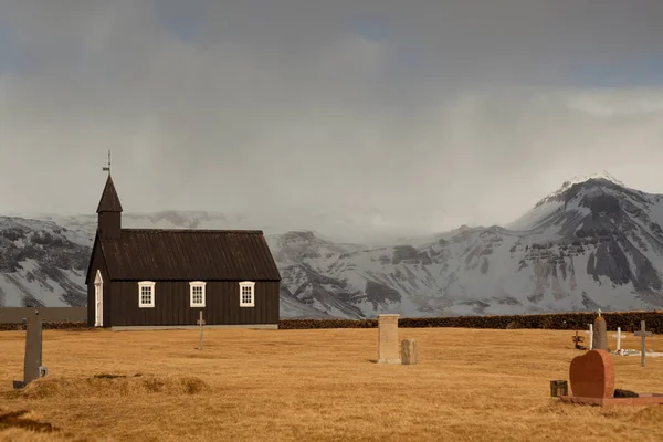 アイスランドのブディルの黒人教会は — ストック写真