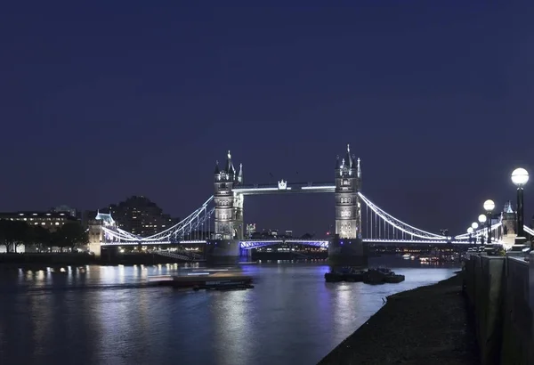 London Tower Bridge en el crepúsculo — Foto de Stock