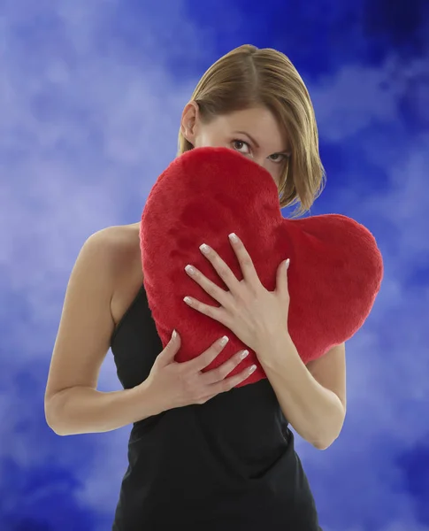 Mulher com travesseiro coração — Fotografia de Stock