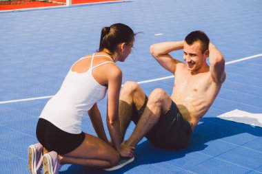 Yüzme havuzunda genç bir çift