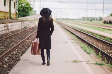 Şehirde bavullu genç bir kadın var.