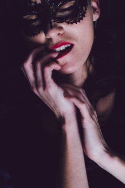 Kızıl dudaklı ve siyah saçlı güzel bir kadının portresi.