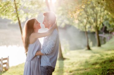 Parkta aşık genç ve güzel bir çift.