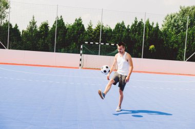 Spordaki genç kadın tenis antrenmanı yapıyor.