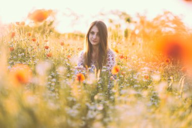 Çiçek tarlasında genç bir kadın