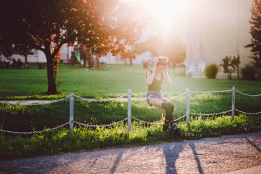 Parkta çimlerde koşan genç bir kadın.