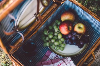 meyve ve sebze dolu bir piknik sepeti.