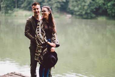 Parkta aşık genç bir çift