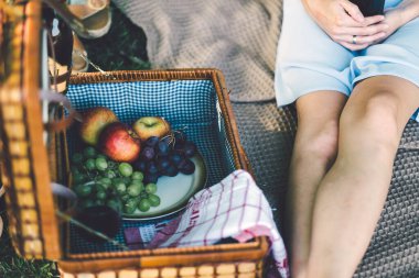 Elinde taze meyve salatasıyla sepeti tutan kadın.