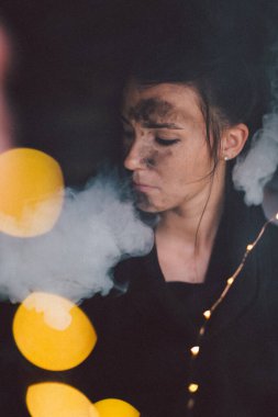 Sigaralı genç bir adam.