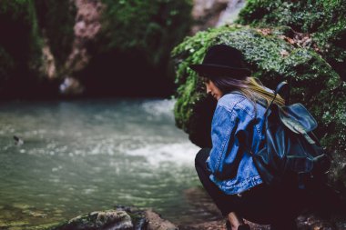 Genç kız sonbaharın başlarında dışarıda dinleniyor. 