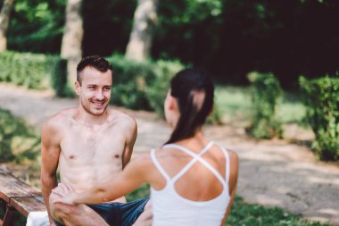 Parktaki genç çift.