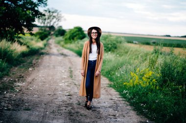 Genç kız sonbaharın başlarında dışarıda dinleniyor. 