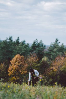 Genç kız sonbaharın başlarında dışarıda dinleniyor. 